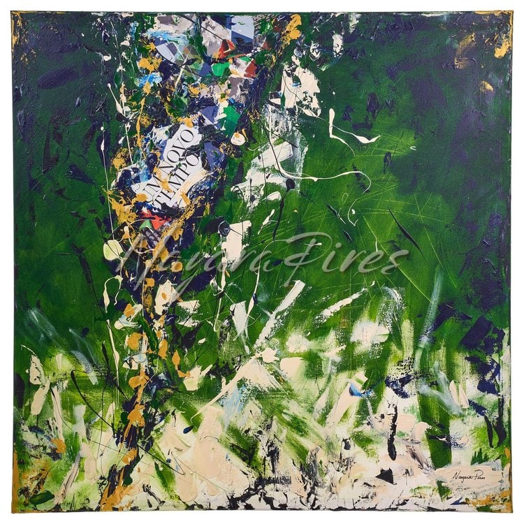 Pintura abstrata em verdes profundos com colagens de revista, respingos dourados e brancos
