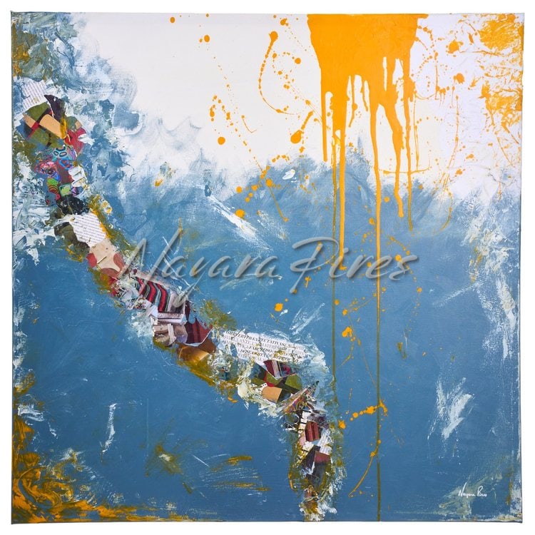 Pintura abstrata azul com escorridos amarelo-alaranjados e faixa diagonal de colagens e fragmentos