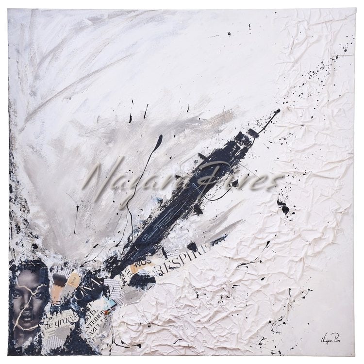 Pintura abstrata branca com relevo de papel, gesto marcante em preto e colagens no canto inferior