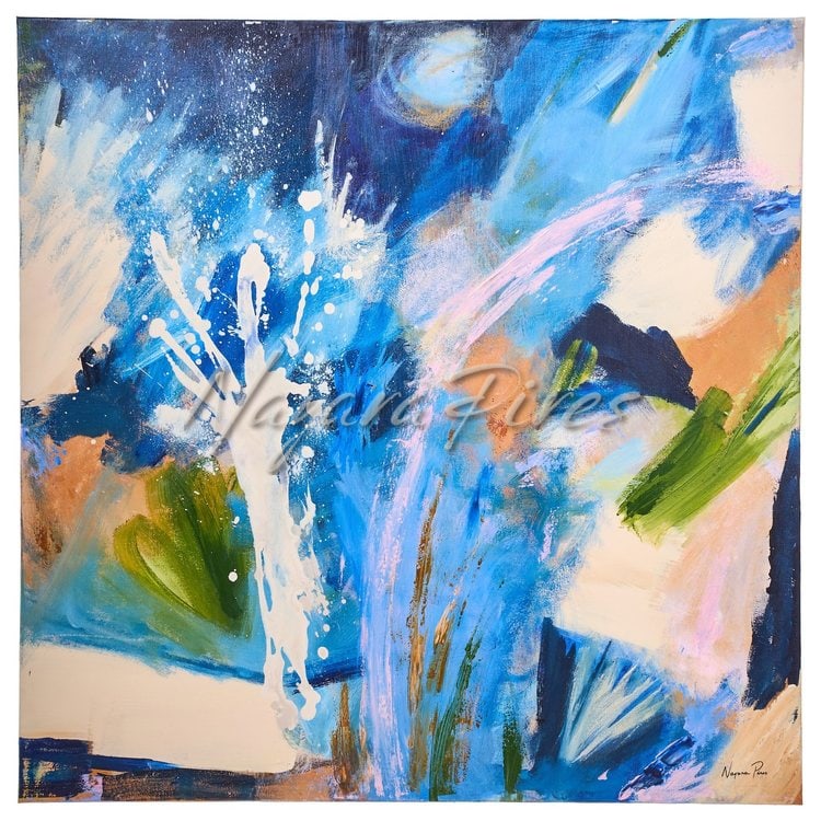 Pintura abstrata em tons de azul com explosão de respingos brancos, arco rosa e áreas em creme e verde