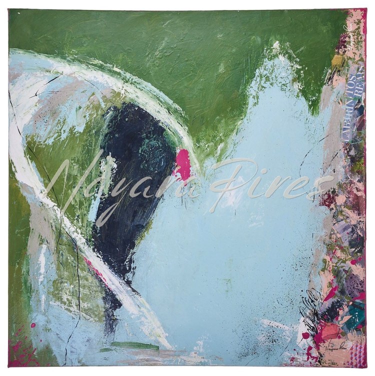 Pintura abstrata em azul-claro e verde com gesto branco em arco, mancha rosa e faixa de colagens na base