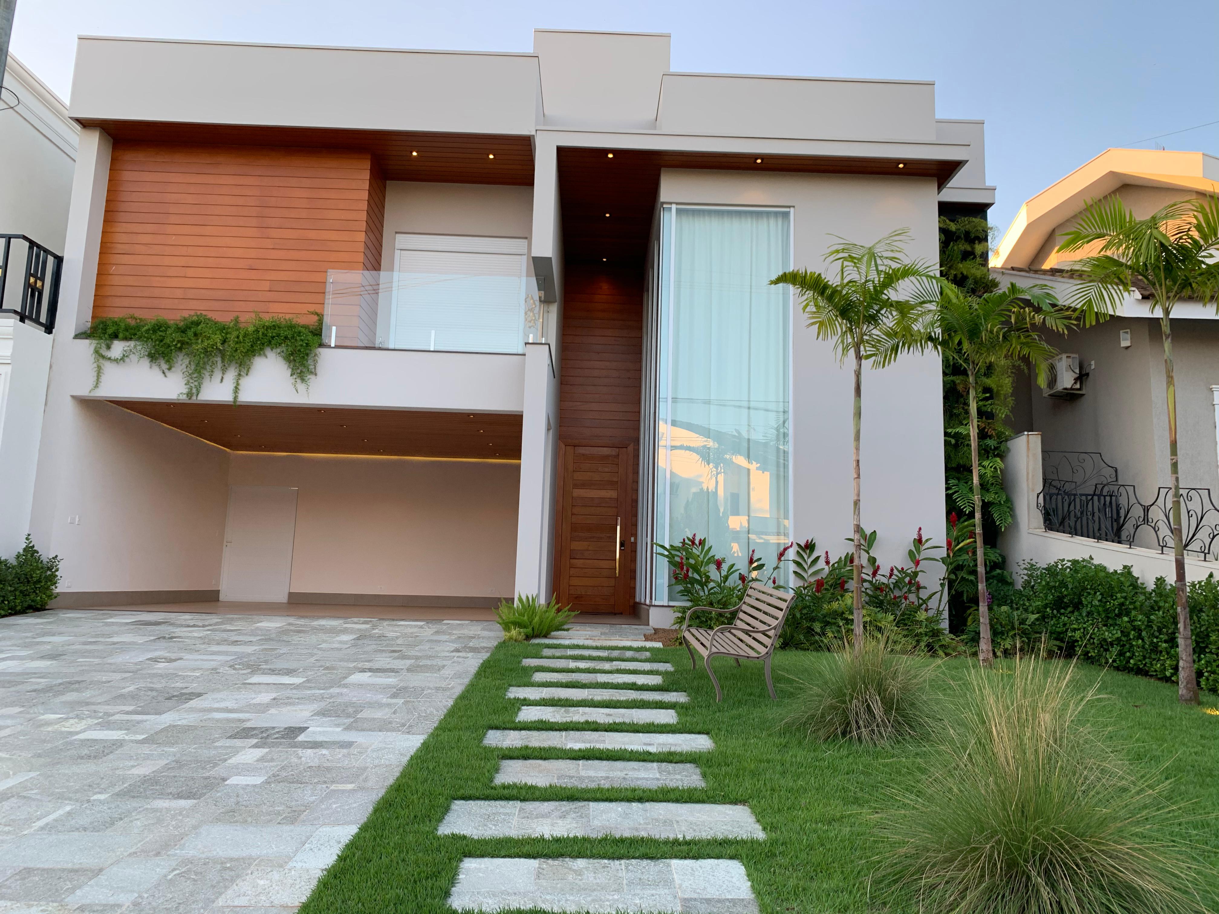 Fachada da residência Royal Park — volumetria contemporânea com paisagismo